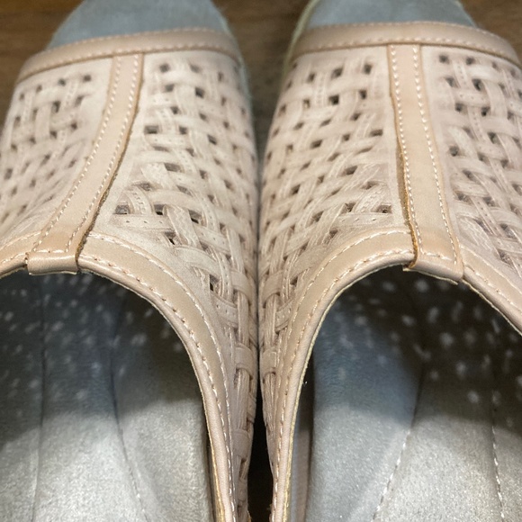 Blush colored wedge/ open toe sandals - Picture 1 of 4
